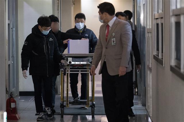 이대목동병원에서 치료를 받다 지난 16일 숨진 신생아의 시신이 작은 상자에 담겨 18일 오전 국립과학수사연구원 서울분소로 옮겨지고 있다. 뉴스1