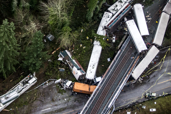 18일(현지시간) 미국 워싱턴주 시애틀 남쪽 듀폰에서 암트랙 열차가 탈선해 고속도로로 추락하는 사고가 발생했다. AP 연합뉴스
