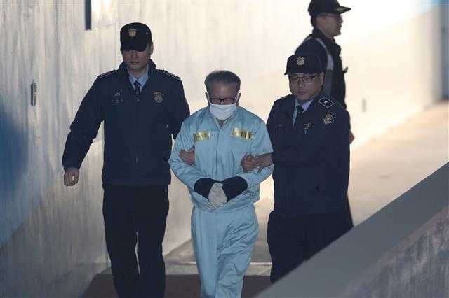 김기춘 전 대통령 비서실장이 19일 오전 서울 서초구 서울고등법원에서 열린 ’문화계 블랙리스트’ 관련 직권남용권리행사방해 등 항소심 결심공판에 출석하고 있다.  뉴스1