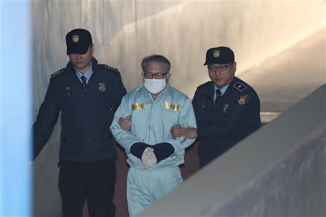 김기춘 전 대통령 비서실장이 19일 오전 서울 서초구 서울고등법원에서 열린 ’문화계 블랙리스트’ 관련 직권남용권리행사방해 등 항소심 결심공판에 출석하고 있다.  뉴스1