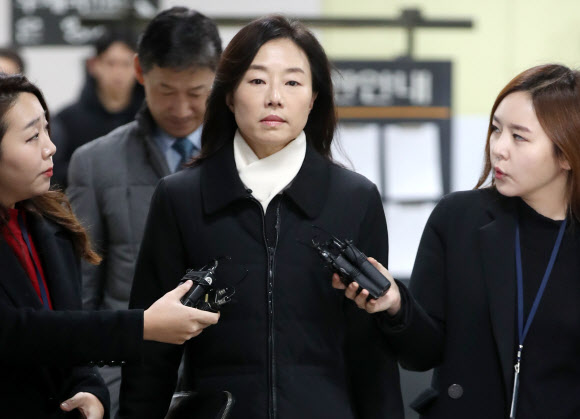 문화·예술계 지원배제 명단인 ’블랙리스트’ 사건으로 기소된 조윤선 전 문화체육관광부 장관이 19일 오전 서울 서초구 서울고등법원에서 항소심 결심 공판에 출석하고 있다.  연합뉴스