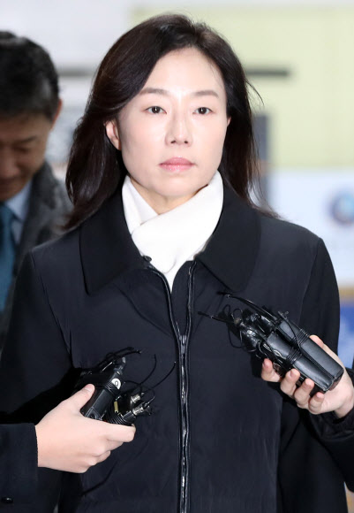 문화·예술계 지원배제 명단인 ’블랙리스트’ 사건으로 기소된 조윤선 전 문화체육관광부 장관이 19일 오전 서울 서초구 서울고등법원에서 항소심 결심 공판에 출석하고 있다.  연합뉴스