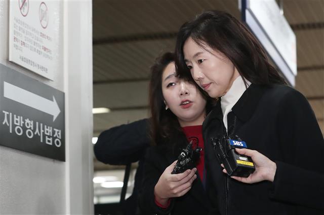 조윤선 전 문화체육관광부 장관이 19일 오전 서울 서초구 서울고등법원에서 열린 ’문화계 블랙리스트’ 직권남용권리행사 방해 등 항소심 18회 공판에 출석하고 있다.  뉴스1