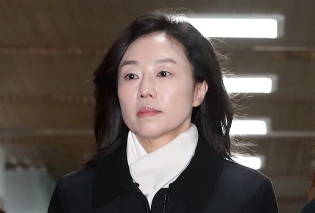 조윤선 전 문화체육관광부 장관이 19일 오전 서울 서초구 서울고등법원에서 열린 ’문화계 블랙리스트’ 직권남용권리행사 방해 등 항소심 18회 공판에 출석하고 있다.  뉴스1