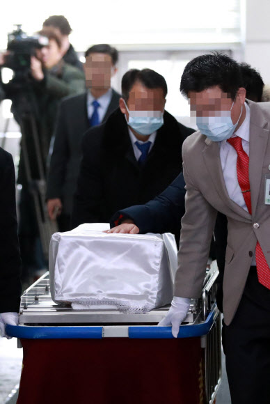 서울 양천구 이대목동병원에서 숨진 신생아의 장례 절차가 19일 진행되고 있다.  연합뉴스