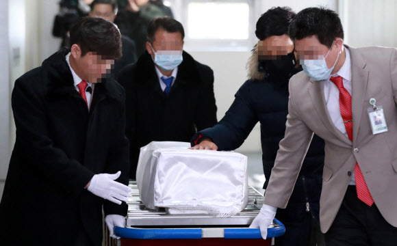 서울 양천구 이대목동병원에서 숨진 신생아의 장례 절차가 19일 진행되고 있다.  연합뉴스