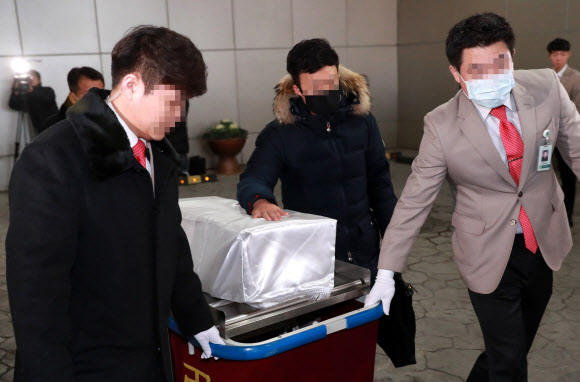 서울 양천구 이대목동병원에서 숨진 신생아의 장례 절차가 19일 진행되고 있다.  연합뉴스