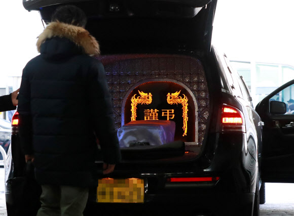 서울 양천구 이대목동병원에서 숨진 신생아의 장례 절차가 19일 진행됐다. 유가족이 운구차를 바라보고 있다.  연합뉴스