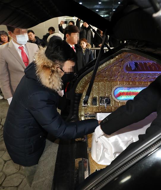 19일 오전 서울 양천구 이대목동병원 장례식장에서 치료 중 숨진 신생아의 발인이 진행되는 가운데 유가족이 운구차를 바라보고 있다.  보건당국이 이대목동병원에서 사망한 신생아 4명 중 3명의 혈액에서 시트로박터 감염성 병원균인 프룬디균(Citrobacter freundii)이 검출됐다며 정확한 원인을 분석중이다.  뉴스1