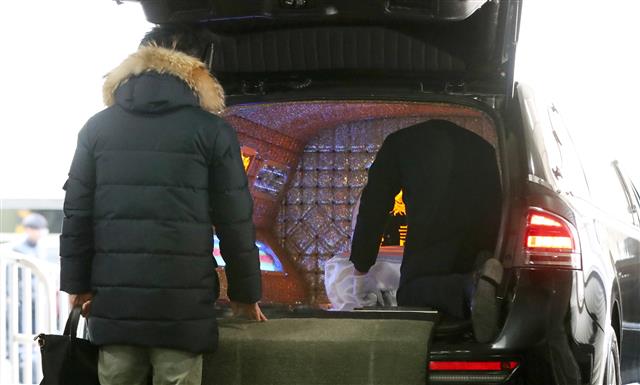 19일 오전 서울 양천구 이대목동병원 장례식장에서 치료 중 숨진 신생아의 발인이 진행되는 가운데 유가족이 운구차를 바라보고 있다.  보건당국이 이대목동병원에서 사망한 신생아 4명 중 3명의 혈액에서 시트로박터 감염성 병원균인 프룬디균(Citrobacter freundii)이 검출됐다며 정확한 원인을 분석중이다.  뉴스1