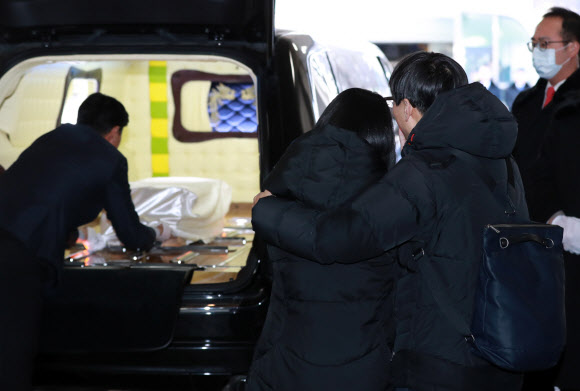 서울 양천구 이대목동병원에서 숨진 신생아의 장례 절차가 19일 진행됐다. 유가족이 운구차를 바라보고 있다.  연합뉴스