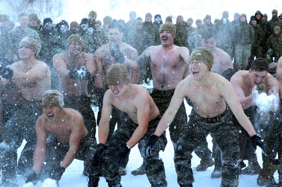 한국 해병대 수색부대와 미 해병대 3사단 8연대 소속 장병들이 19일 강원 평창군 황병산 산악종합훈련장에서 동계연합작전 수행능력 배양을 위한 연합 설한지 훈련을 하고 있다.  연합뉴스