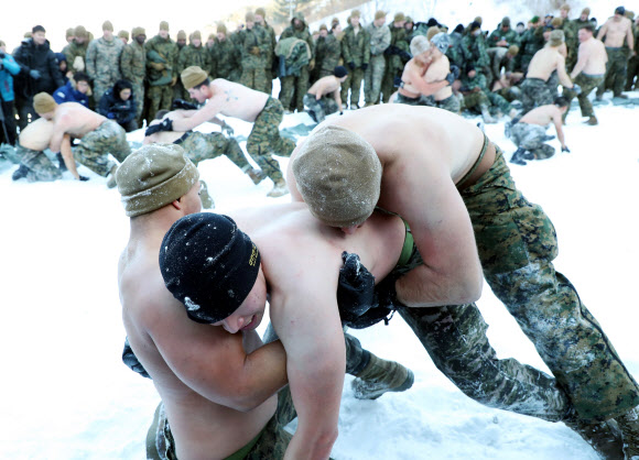 한국 해병대 수색부대와 미 해병대 3사단 8연대 소속 장병들이 19일 강원 평창군 황병산 산악종합훈련장에서 동계연합작전 수행능력 배양을 위한 연합 설한지 훈련을 하고 있다.  연합뉴스
