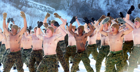 한국 해병대 수색부대와 미 해병대 3사단 8연대 소속 장병들이 19일 강원 평창군 황병산 산악종합훈련장에서 동계연합작전 수행능력 배양을 위한 연합 설한지 훈련을 하고 있다.  연합뉴스