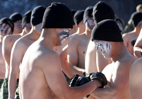 한국 해병대 수색부대와 미 해병대 3사단 8연대 소속 장병들이 19일 강원 평창군 황병산 산악종합훈련장에서 동계연합작전 수행능력 배양을 위한 연합 설한지 훈련을 하고 있다.  연합뉴스