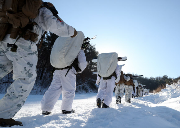 한국 해병대 수색부대와 미 해병대 3사단 8연대 소속 장병들이 19일 강원 평창군 황병산 산악종합훈련장에서 동계연합작전 수행능력 배양을 위한 연합 설한지 훈련을 하고 있다.  연합뉴스