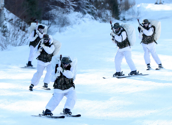 한국 해병대 수색부대와 미 해병대 3사단 8연대 소속 장병들이 19일 오후 강원 평창군 황병산 산악종합훈련장에서 동계연합작전 수행능력 배양을 위한 연합 설한지 훈련을 하고 있다.  연합뉴스