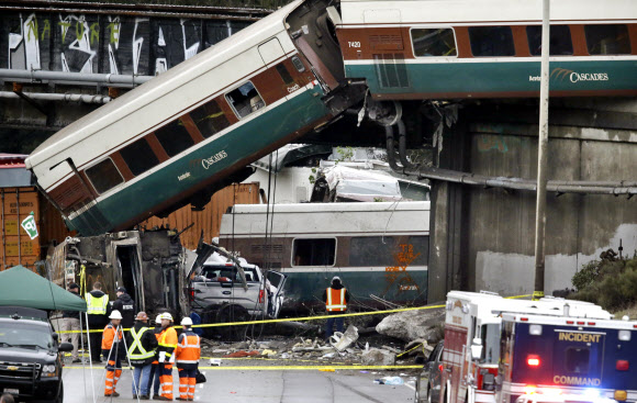 미국 시애틀서 암트랙 탈선…최소 6명 사망·77명 부상