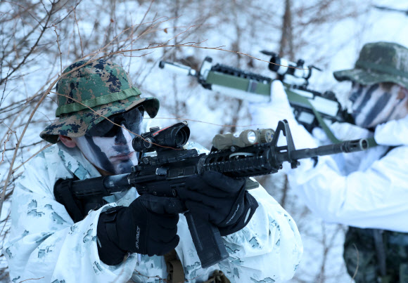 한국 해병대 수색부대와 미 해병대 3사단 8연대 소속 장병들이 19일 강원 평창군 황병산 산악종합훈련장에서 동계연합작전 수행능력 배양을 위한 연합 설한지 훈련을 하고 있다. 2017.12.19 연합뉴스.
