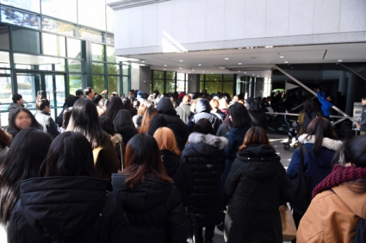 19일 인기 아이돌 그룹 샤이니 종현의 빈소를 찾은 수많은 팬들이 서울아산병원 장례식장 1층 로비를 가득 메우고 있다.<br>사진공동취재단