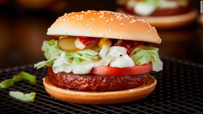 오는 28일 스웨덴과 핀란드에서 판매를 시작하는 채식주의자용 햄버거 ‘맥비건 버거’ 미국 CNN머니 제공