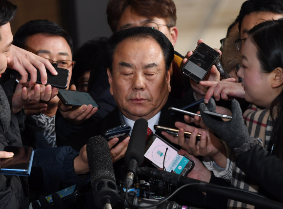 불법 정치자금 수수 혐의를 받는 자유한국당 이우현 의원이 20일 오전 서울 서초동 중앙지검에 출석하고 있다.  이호정 전문기자 hojeong@seoul.co.kr