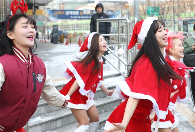 산타복장으로 평창올림픽 알리는 치어리더