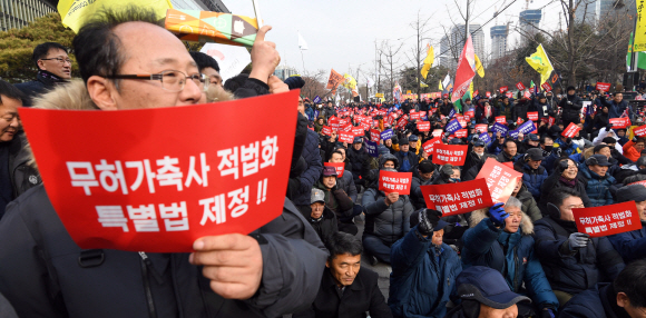 20일 서울 여의도 산업은행 앞에서 열린 ’무허가축사 적법화 특별법 제정’을 촉구하는 집회에 참석한 축산업 관계자들이 구호를 외치고 있다.  박지환 기자 popocar@seoul.co.kr