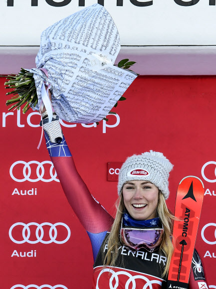 19일(현지시간) 프랑스 쿠셰벨에서 열린 국제스키연맹(FIS) 월드컵 스키 알파인 여자 대회전 시상대에서 미케일라 시프린이 손을 들어 우승 세리머니를 하고 있다. 쿠셰벨 AFP 연합뉴스