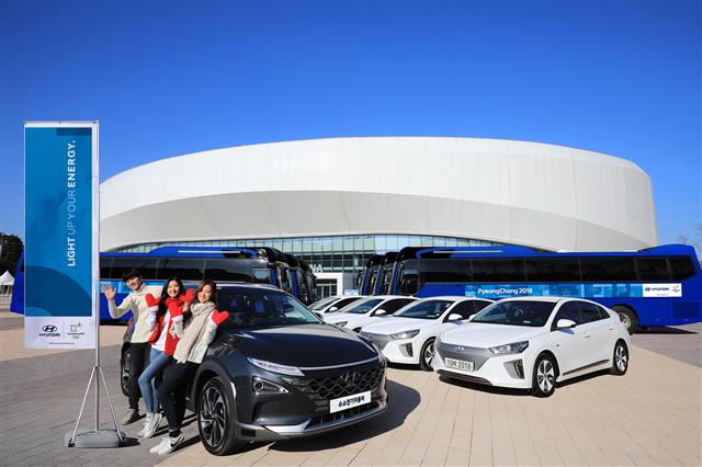 현대차가 후원하는 차세대 수소전기차가 평창동계올림픽이 열릴 강원 강릉 아이스 아레나 앞에 전시돼 있다. 현대자동차 제공