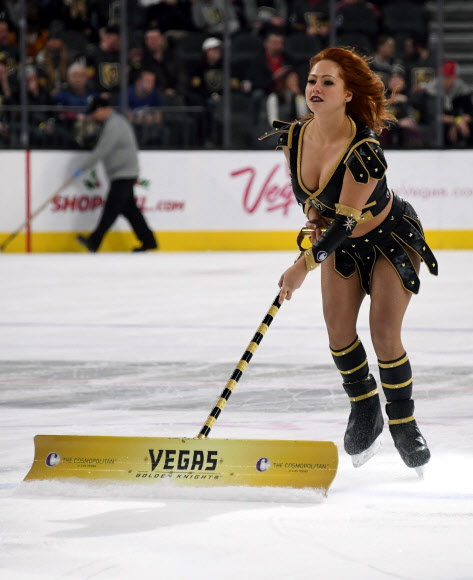 19일(현지시간) 미국 네바다주 라스 베이거스 T-모바일 아레나에서 열린 북미아이스하키리그(NHL) 베이거스 골든 나이츠와 탬파베이 라이트닝 경기중 미모의 경기요원이 경기장의 빙판을 깨끗하게 고르고 있다. AFP 연합뉴스