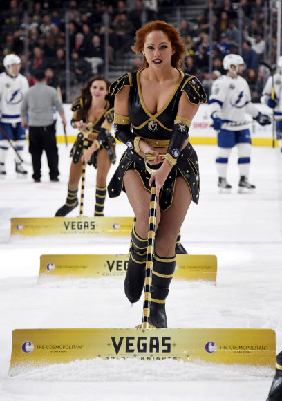 19일(현지시간) 미국 네바다주 라스 베이거스 T-모바일 아레나에서 열린 북미아이스하키리그(NHL) 베이거스 골든 나이츠와 탬파베이 라이트닝 경기중 미모의 경기요원이 경기장의 빙판을 깨끗하게 고르고 있다. AFP 연합뉴스