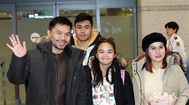 ’필리핀 복싱 영웅’ 매니 파퀴아오 상원 의원이 20일 오후 인천국제공항으로 입국해 가족들과 함께 인사를 하고 있다. 일주일간 방한하는 파퀴아오는 국회 방문을 비롯해 다양한 일정을 소화한다.  뉴스1