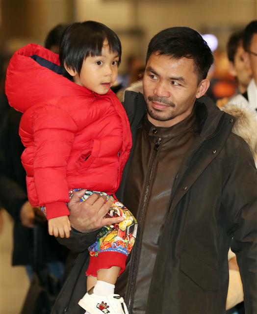 ’필리핀 복싱 영웅’ 매니 파퀴아오 상원 의원이 20일 오후 인천국제공항에서 막내딸 이스라엘과 입국하고 있다. 일주일간 방한하는 파퀴아오는 국회 방문을 비롯해 다양한 일정을 소화한다.  뉴스1