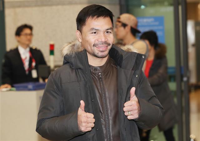 ’필리핀 복싱 영웅’ 매니 파퀴아오 상원 의원이 20일 오후 인천국제공항으로 입국해 팬들에게 양 엄지를 치켜세우고 있다. 일주일간 방한하는 파퀴아오는 국회 방문을 비롯해 다양한 일정을 소화한다.  뉴스1