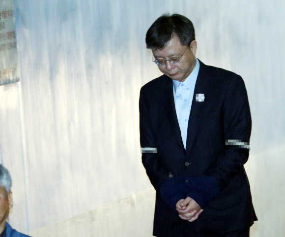 고개 떨군 우병우 전 민정수석