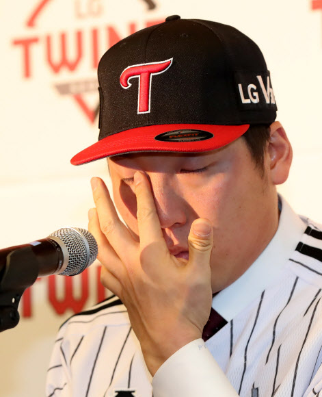 눈물 글썽 김현수, LG트윈스 입단