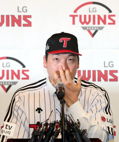 눈물 훔치는 김현수