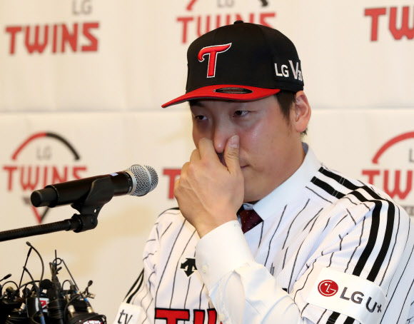 눈물 글썽 김현수, LG트윈스 입단