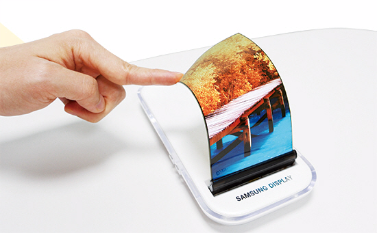 삼성디스플레이가 개발한 플렉시블 유기발광다이오드(OLED) 디스플레이.