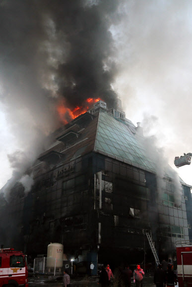 시뻘건 불길에 휩싸인 건물 