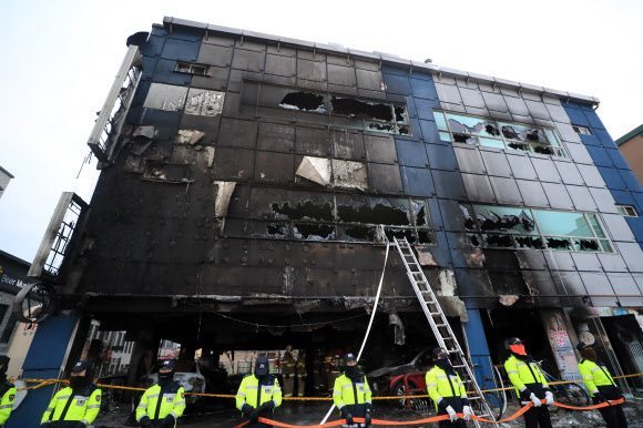 화재로 29명이 사망한 충북 제천 스포츠센터 건물이 22일 오전 처참한 외형을 드러내고 있다.   연합뉴스