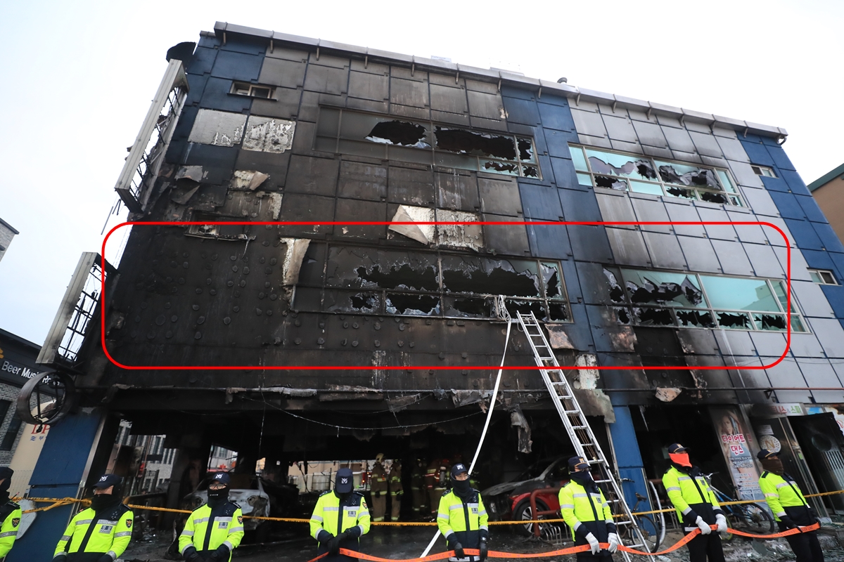 화재로 29명이 사망한 충북 제천 스포츠센터 건물이 22일 오전 처참한 외형을 드러내고 있다. 2017.12.22  연합뉴스