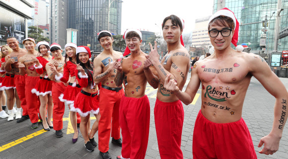 크리스마스를 사흘 앞둔 22일 오후 서울 중구 명동에서 ’몸짱산타’들이 장기기증 캠페인을 열고 있다.  연합뉴스