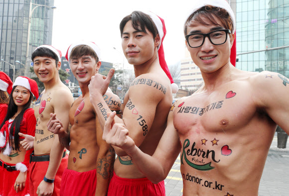크리스마스를 사흘 앞둔 22일 오후 서울 중구 명동에서 ’몸짱산타’들이 장기기증 캠페인을 열고 있다.  연합뉴스
