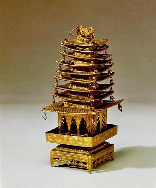정혜옹주 사리탑에 봉안된 사리장엄구 가운데 하나인 금제구층탑.  문화재청 제공