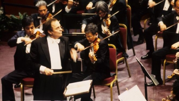 제임스 레바인에 이어 성추행 의혹이 제기된 세계적인 지휘자 샤를 뒤투아가 지난 2001년 일본 NHK 오케스트라를 지휘하는 모습.<br>BBC 홈페이지 캡처<br>