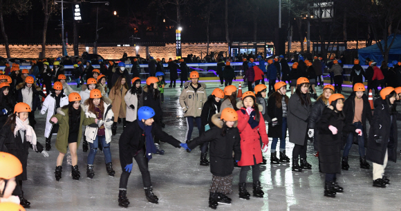 22일 개장한 서울광장 스케이트장에서 시민들이 2년 만에 스케이트를 타며 즐거워하고 있다. 서울광장 스케이트장은 지난해 겨울 대규모 촛불집회로 문을 열지 않았다. 스케이트장은 평창동계올림픽 폐막일인 내년 2월 25일까지 66일간 운영되며, 입장료는 1000원이다. 강성남 선임기자 snk@seoul.co.kr