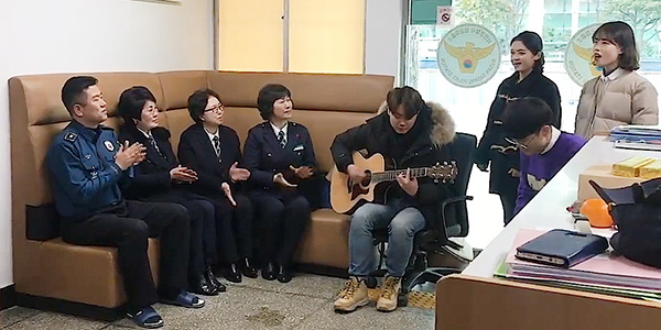 부산 동아대학교 실용음악과 학생들로 구성된 ‘녹차 롤 케이크’ 팀이 최근 부산의 한 파출소에서 작은 음악회를 열었다. 사진=부산경찰 페이스북.