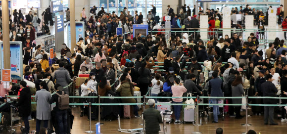 인천공항 짙은 안개…항공기 지연으로 붐비는 공항